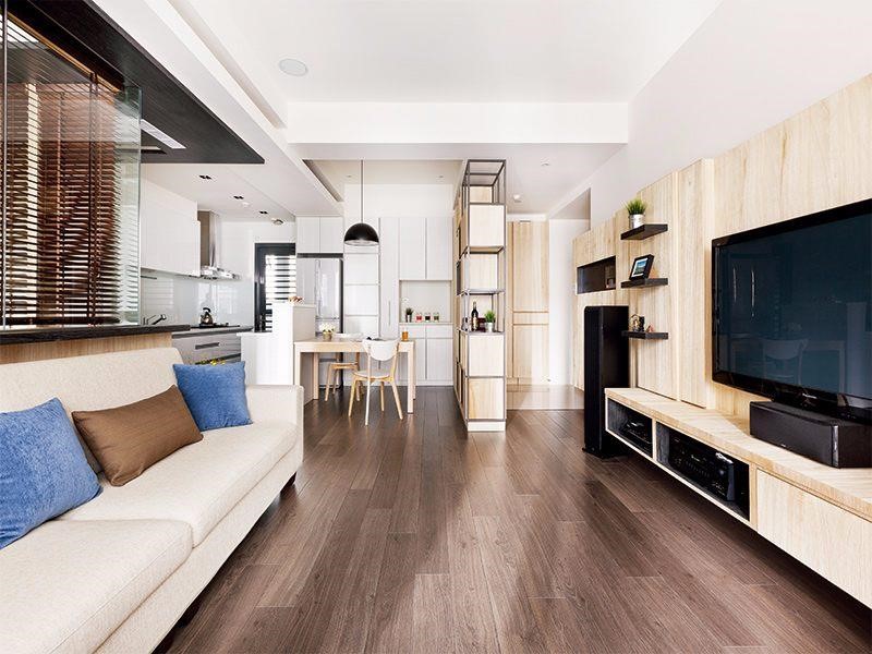 超耐磨地板除了最常見的木紋外，其實還有仿石材、仿磁磚等不同花紋，可提供各種空間風格做選擇。圖片提供_PartiDesign Studio